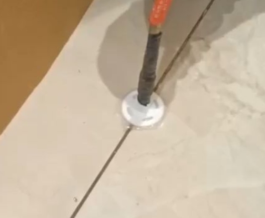 丹东瓷砖空鼓维修公司专业解答瓷砖在铺贴过程中，如果没有涂抹均匀到位的粘结材料（如水泥砂浆或瓷砖胶），可能会导致以下问题