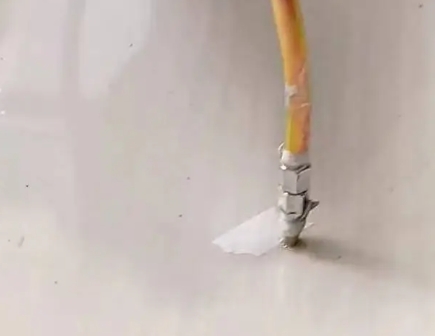 丹东瓷砖空鼓维修公司专业解答在瓷砖铺贴过程中，如果使用的砂料过粗（如全部使用了粗砂），可能会导致以下问题